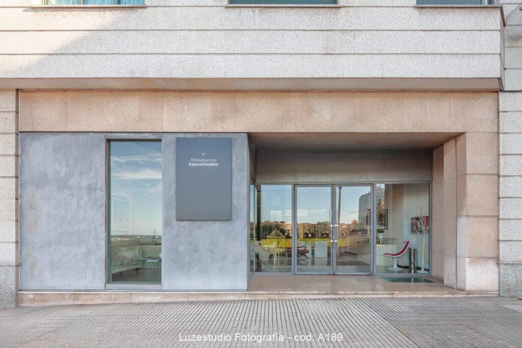 Dentro del espacio creativo: Reportaje fotográfico en Mediadvanced Gijón 35 10