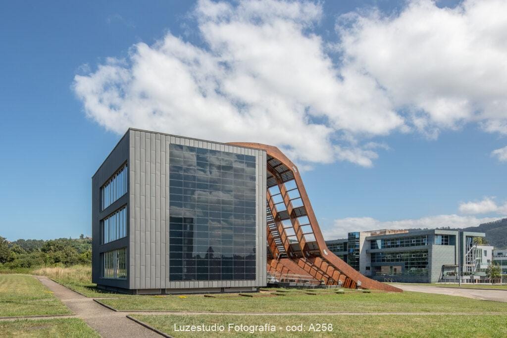 edificio de oficinas net zero con diseño de arquitectura bioclimatica en gijón asturias fotógarfo de arquitectura xermán peñalver