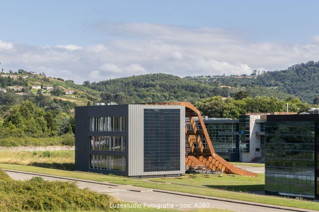 fotografía de arquitectura del efificio greenspace con diseño de arquitectura bioclimatica rodeado de zonas verdes y montañas en gijón asturias