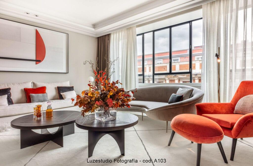 sala de estar con diseño de interiores moderno con sofa de lineas curvas en piso de lujo fotografiado por xermán peñalver fotógrafo de arquitectura