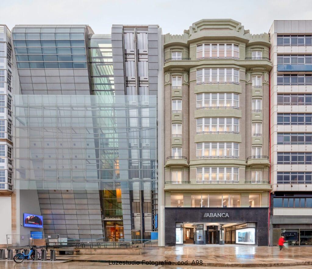 fotografia fachada Edificio A Banca Elsa Urquijo por Xerman Penalver scaled 1