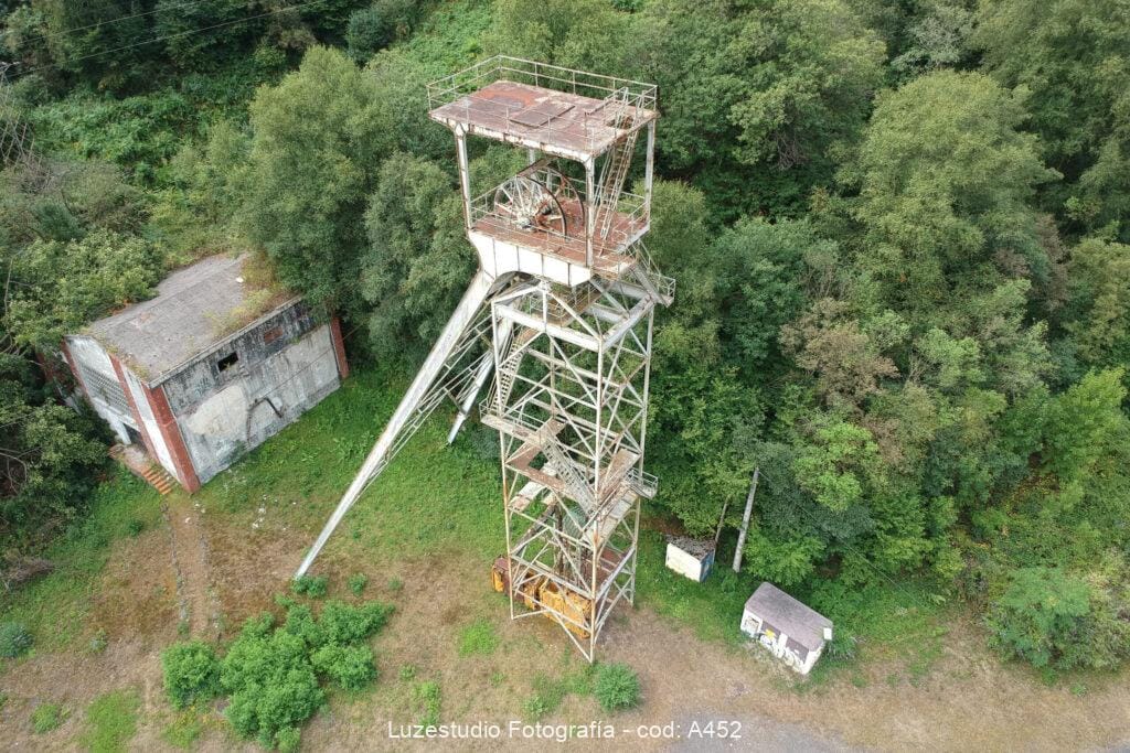 castillete del pozo tres amigos en fotografía elevada en el consejo de mieres asturias
